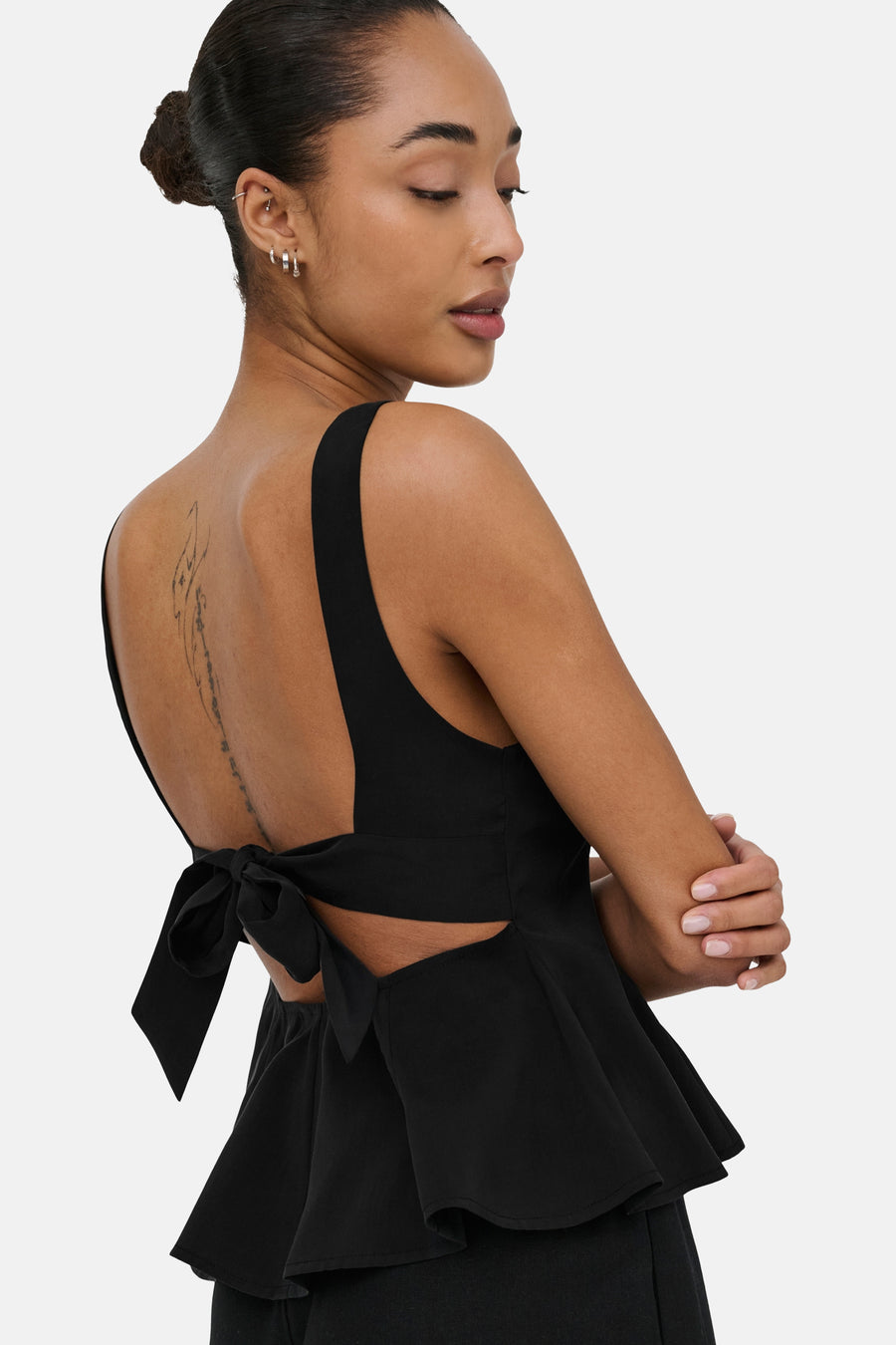 Haut noir sans manches ONLY® avec dos ouvert, ceinture à nouer et ourlet péplum.
