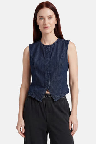 Donkerblauwe denim mouwloze blouse van JDY met ronde hals en split aan de voorkant, gedragen met een zwarte broek.