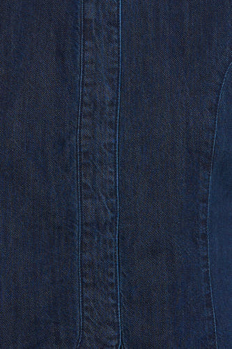 Chemise en denim bleu foncé de JDY avec texture tissée diagonale visible et coutures verticales.