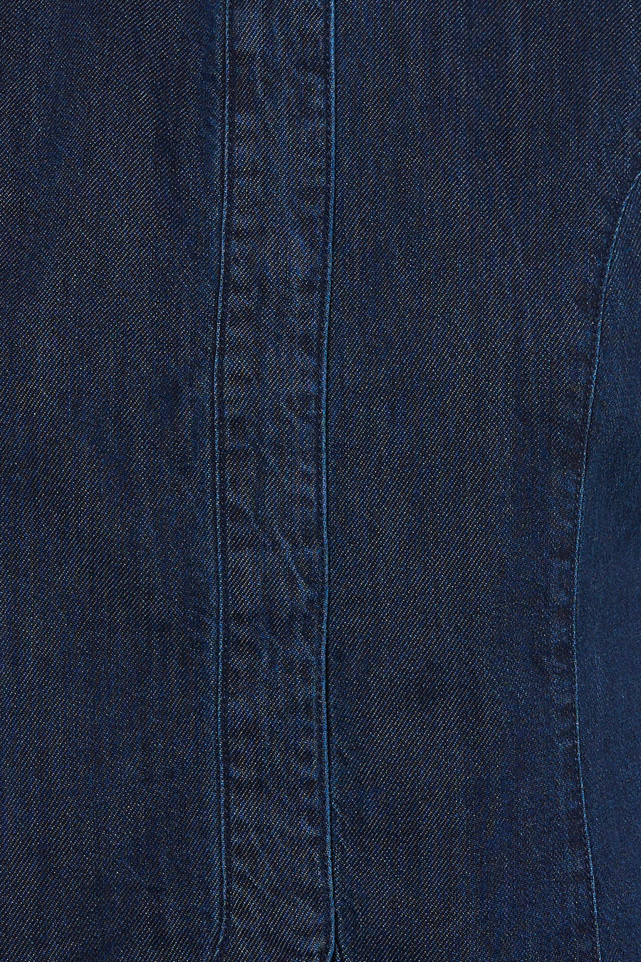 Chemise en denim bleu foncé de JDY avec texture tissée diagonale visible et coutures verticales.