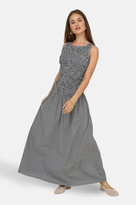 Robe sans manches ONLY, avec un motif à carreaux gingham et une bague de bras dorée.