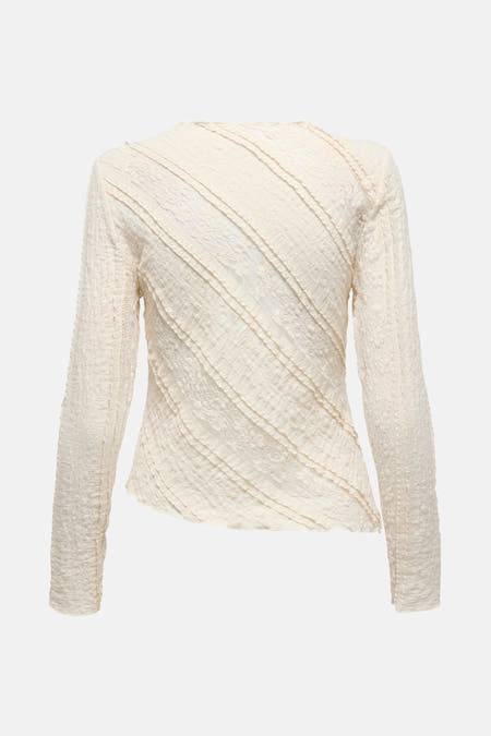 T-shirt beige à longues manches de ONLY, avec une texture diagonale rayée et un motif de bordure subtil.