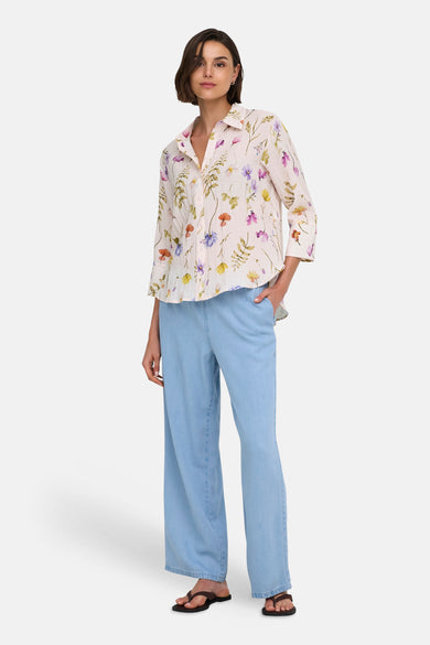 Lichtblauwe denimbroek van JDY, wijde pasvorm, voorzijde, model met bloemenprint overhemd en sandalen