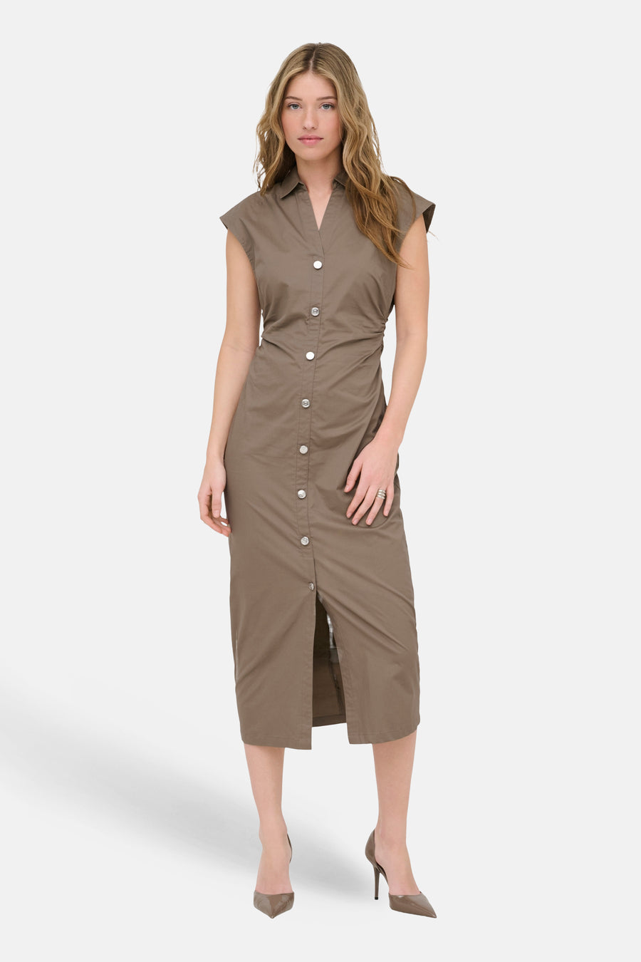 Robe marron à manches courtes ONLY®, avec fermeture boutonnée sur le devant et fente, associée à des escarpins marron.