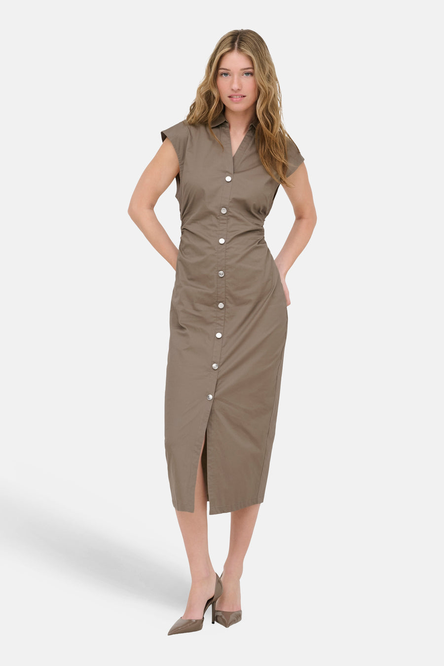 Robe marron à manches courtes de ONLY, avec fermeture boutonnée sur toute la longueur et une fente à l'avant.