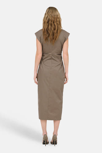 Robes marron (manches courtes) de ONLY®, vues de dos, longueur genou et talons assortis.