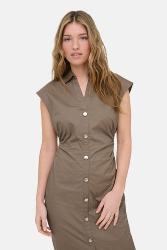 Robe marron à manches courtes de ONLY, avec fermeture boutonnée sur le devant et une silhouette ajustée.