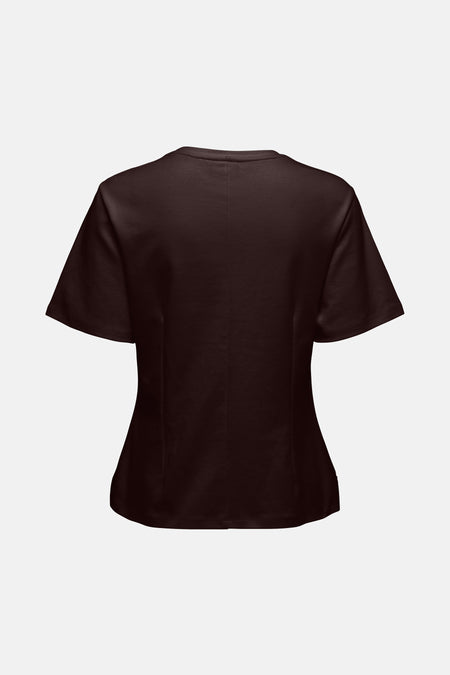 T-shirt brun à manches courtes de JDY, avec une coupe subtile et structurée sur un fond blanc.