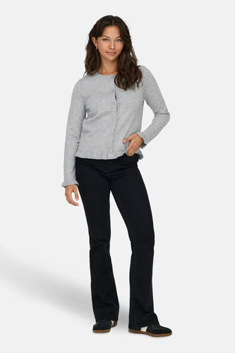 Cardigan gris d'ONLY, avec des manches longues et une fermeture à boutons, associé à un pantalon noir et des baskets.