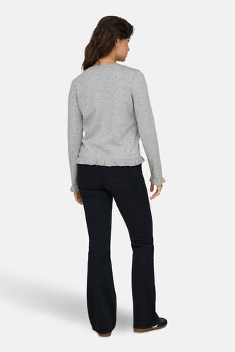 Cardigan gris d'ONLY, avec des manches longues et un col plié, associé à un jeans foncé et des chaussures.