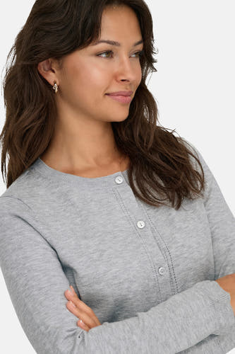 Cardigan gris d'ONLY, avec fermeture à boutons et détails fins.