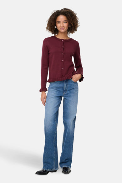 Cardigan Bordeaux de ONLY, avec des manches longues et une fermeture à boutons, associé à des jeans larges et des chaussures noires.