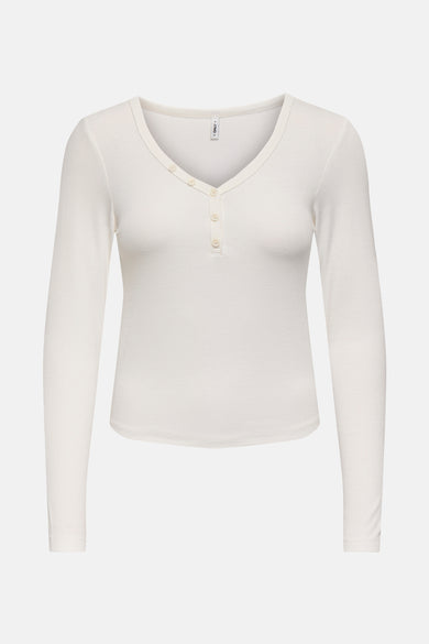 T-shirt blanc à manches longues d'ONLY, avec un détail de bouton sur la poitrine.