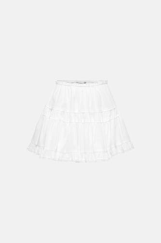 Jupe blanche ONLY® avec design à plusieurs niveaux, volants et détails en dentelle.