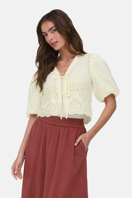 Chemise jaune à manches courtes ONLY® avec col V froncé, nœuds et ajour en forme de cœur.