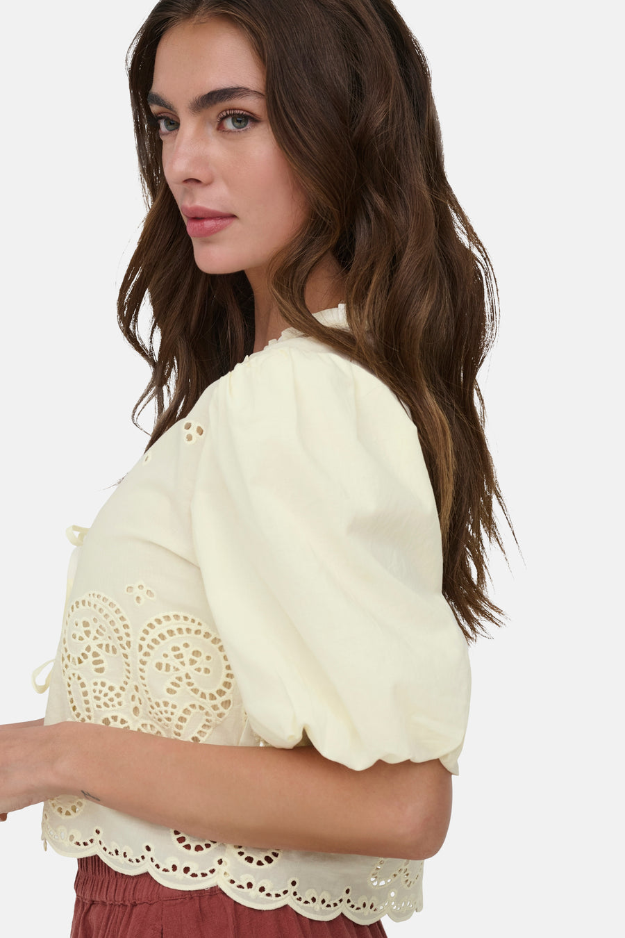 Chemise de couleur crème à manches courtes bouffantes avec broderie anglaise et ourlet festonné d'ONLY®, portée par un mannequin.