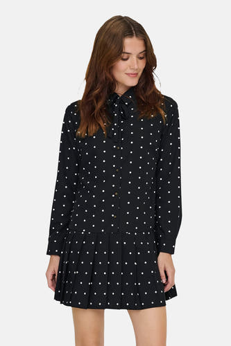 Robe noire avec des manches longues de ONLY, avec des taches blanches et un collier au cou.