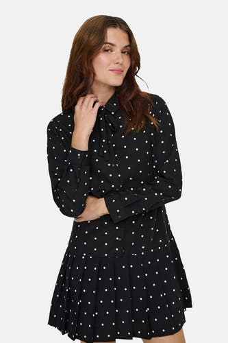 Robe noire à longues manches de ONLY, avec des taches blanches et une jupe plissée.