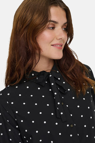 Robe noire à longues manches de ONLY, avec un motif à points et une bande autour du cou.