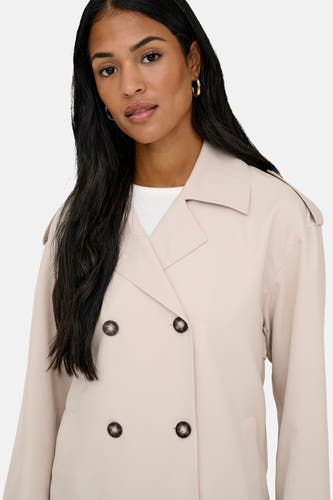 Manteau court beige de ONLY, avec double boutonnage et col à revers.