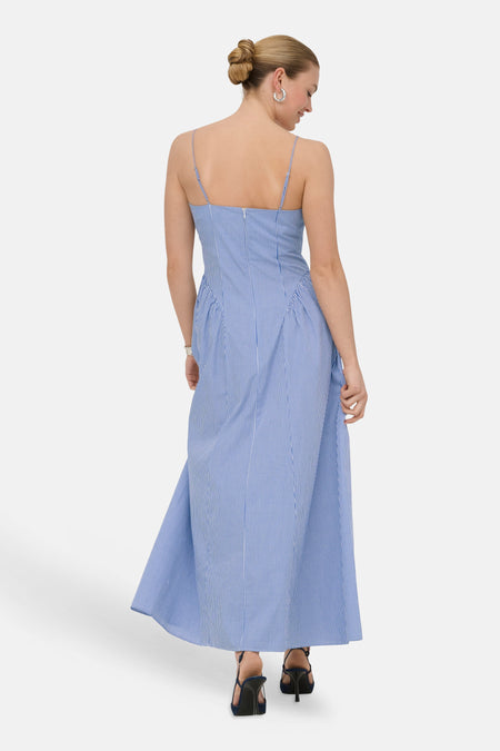 Robe bleue rayée sans manches de ONLY®, avec bretelles spaghetti, fermeture éclair au dos et longue jupe évasée, dos.