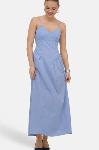 Robe longue évasée sans manches à rayures bleues de ONLY® avec fines bretelles, col en V et plis.