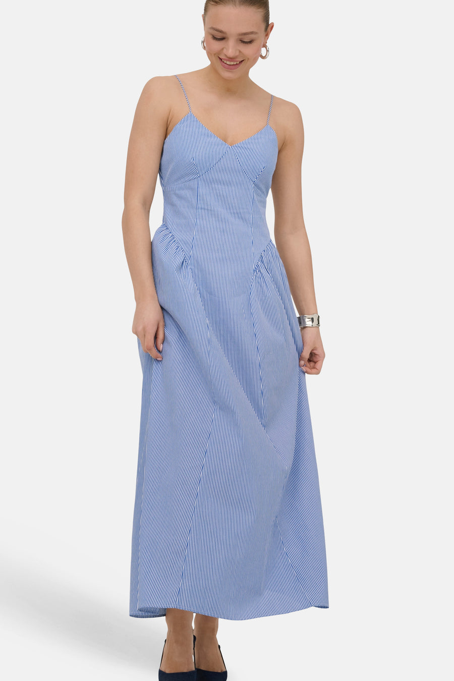 Robe longue évasée sans manches à rayures bleues de ONLY® avec fines bretelles, col en V et plis.