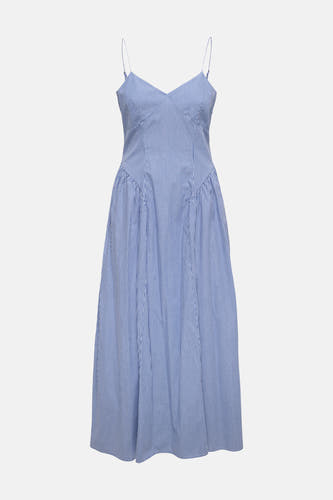 Une robe bleue à rayures sans manches de ONLY® avec des fines bretelles et un col en V, et une jupe plissée évasée.
