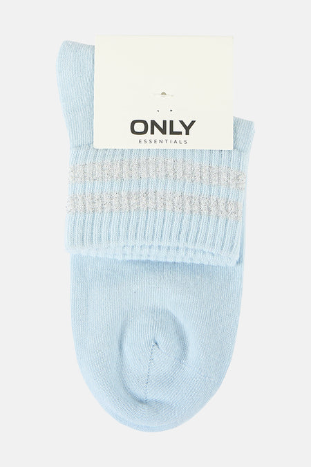 Chaussettes bleues de ONLY Essentials, avec des rayures scintillantes sur le dessus.