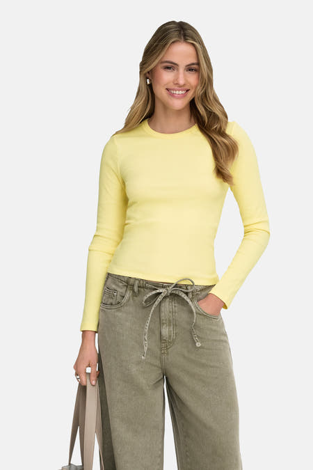 T-shirt jaune à manches longues de ONLY, avec une texture rayée, porté avec des jeans olive et un sac taupe.
