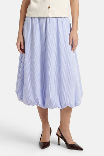 Blauwe gestreepte lange rok van ONLY® met volle zoom, gedragen met crèmekleurige top en bruine hakken, front view