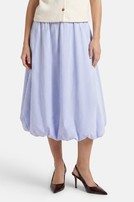 Blauwe gestreepte lange rok van ONLY® met volle zoom, gedragen met crèmekleurige top en bruine hakken, front view