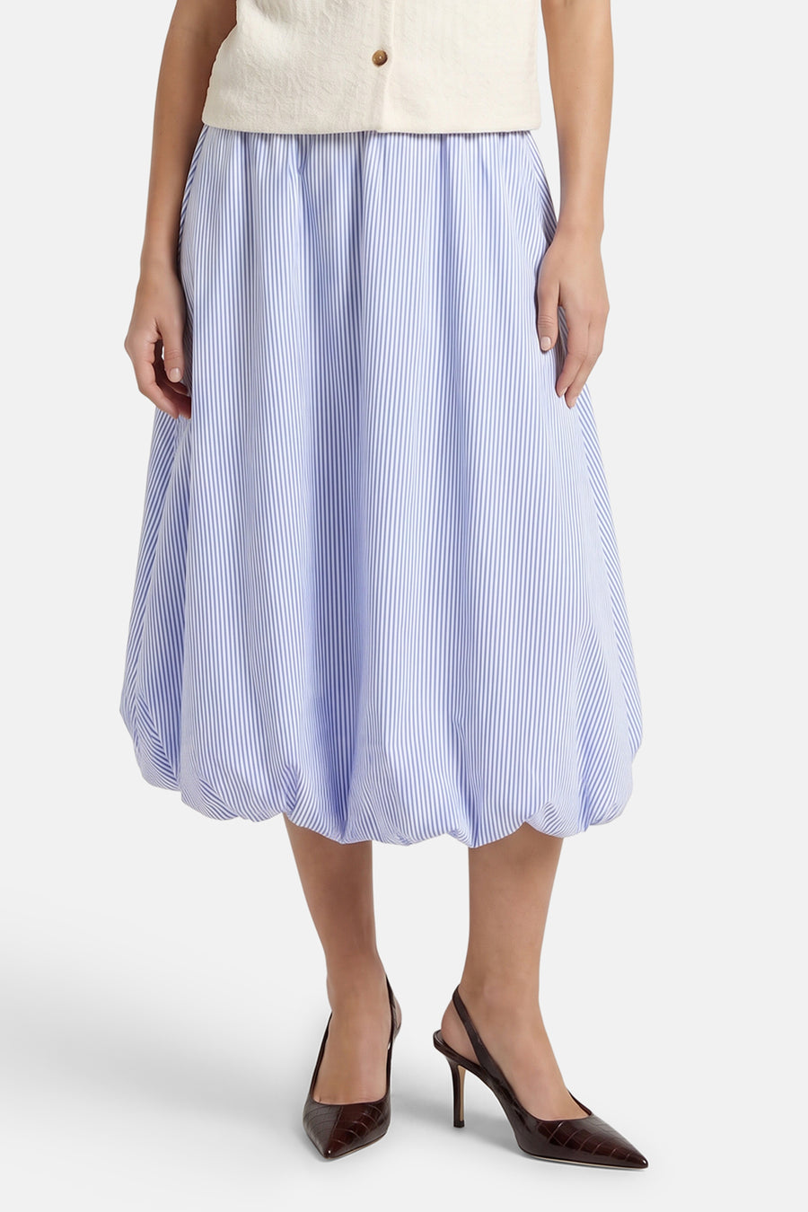Blauwe gestreepte lange rok van ONLY® met volle zoom, gedragen met crèmekleurige top en bruine hakken, front view