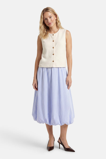 Blauwe gestreepte lange rok van ONLY® met witte ruitjes, volle zoom, gedragen met crèmekleurig mouwloos topje en bruine hakken, front view