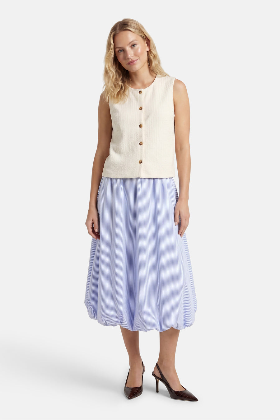 Blauwe gestreepte lange rok van ONLY® met witte ruitjes, volle zoom, gedragen met crèmekleurig mouwloos topje en bruine hakken, front view