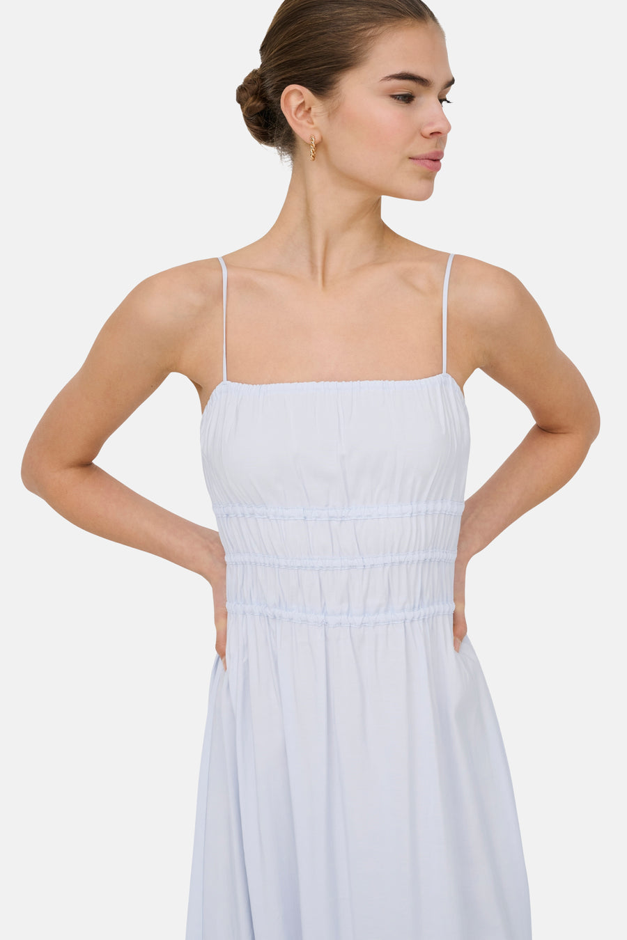 Robe bleu clair de ONLY® avec fines bretelles et corsage froncé.