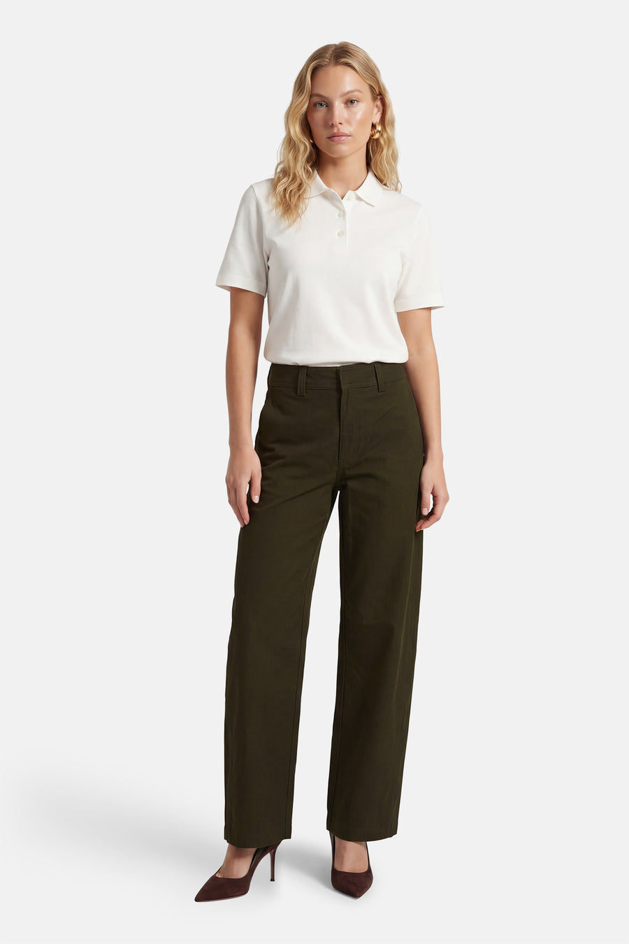 Chino vert kaki de ONLY, combiné avec un polo blanc et des escarpins marron.