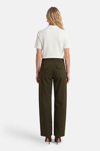 Chino vert de ONLY, avec des poches à l'arrière, combiné avec une chemise blanche et des talons marron.