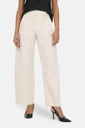 Chino beige de ONLY, avec jambes larges et porté avec un haut noir et des escarpins.