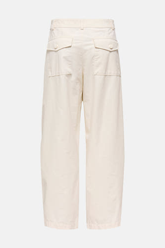 Chino beige van ONLY, avec poches arrière et jambes larges.