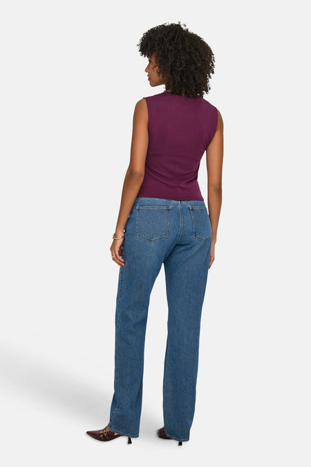 Haut sans manches violet de ONLY® à col rond, vu de dos sur un mannequin portant un jean bleu.