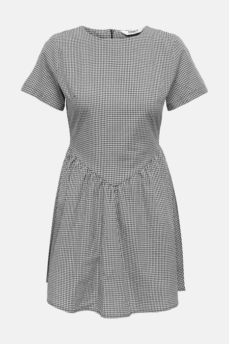 Robe courte à carreaux noirs et blancs à manches courtes de ONLY, avec une taille ajustée et une jupe évasée.