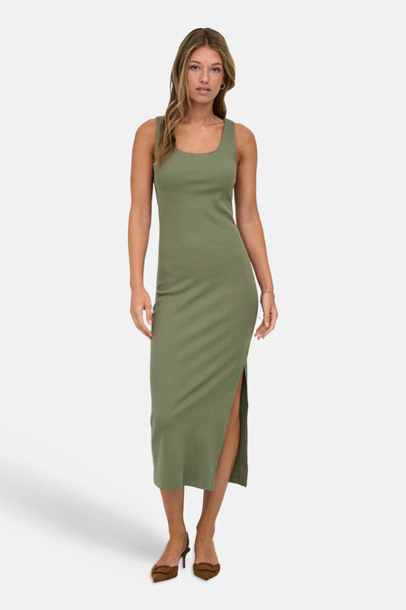 Robe sans manches côtelé vert de ONLY® avec fente latérale et escarpins marron.