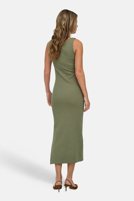 Robe midi sans manches verte à texture côtelée de ONLY®, vue de dos, associée à des escarpins slingback marron.