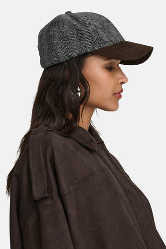 Manteau court brun de JDY, avec des manches longues et un col, porté par un modèle.