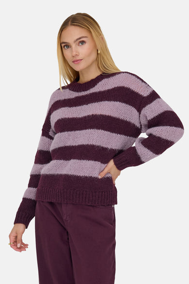 Pull marron avec col rond de ONLY, avec des rayures horizontales et associé à un pantalon dans une teinte similaire.