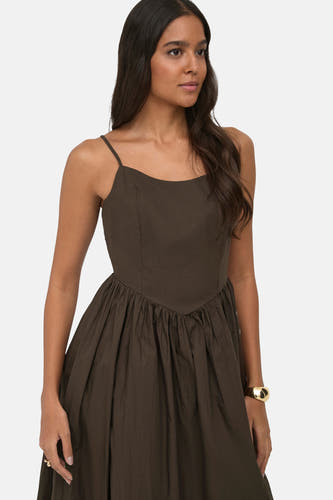 Robe marron sans manches ONLY® avec bretelles spaghetti, taille en V et jupe plissée.
