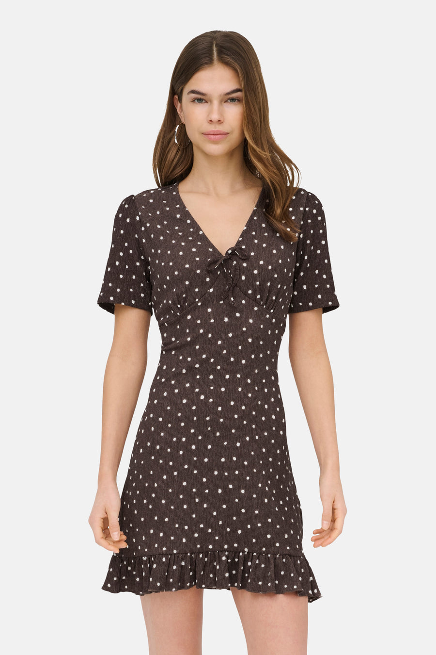 Robe courte marron à manches courtes de ONLY® avec motif à pois blancs, col en V avec nœud et volants à l'ourlet.