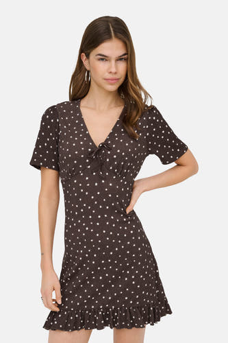 Robe courte marron à manches courtes ONLY® à pois blancs, col en V, détail de nœud et ourlet à volants.
