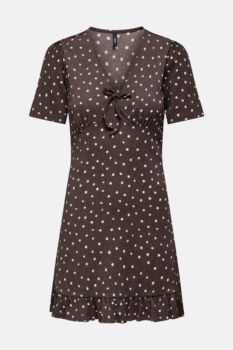 Robe courte marron à manches courtes de ONLY® avec pois blancs, col en V, détail de nœud et volants en bas.